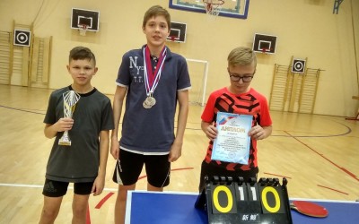 А мы вновь играем в настольный теннис.